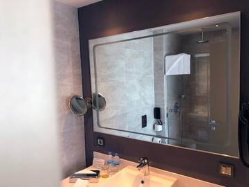 Фото номера Номер с кроватью размера «king-size» и видом на патио Отель Wyndham Grand Tbilisi г. Тбилиси 8