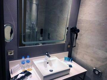 Фото номера Номер с кроватью размера «king-size» и видом на патио Отель Wyndham Grand Tbilisi г. Тбилиси 9