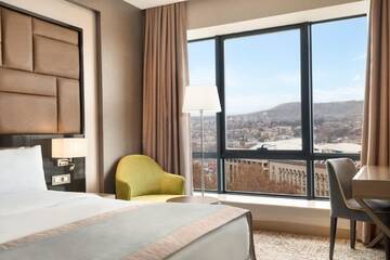 Фото номера Номер Делюкс с кроватью размера «king-size» Отель Wyndham Grand Tbilisi г. Тбилиси 4