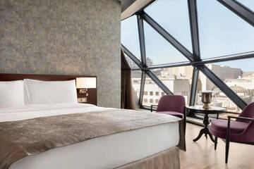 Фото номера Люкс «Амбассадор» Отель Wyndham Grand Tbilisi г. Тбилиси 2