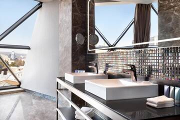 Фото номера Президентский люкс Отель Wyndham Grand Tbilisi г. Тбилиси 3