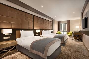 Фото номера Семейный трехместный номер Отель Wyndham Grand Tbilisi г. Тбилиси 3