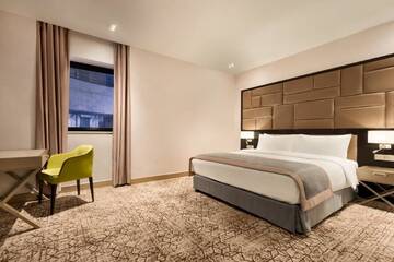 Фото номера Номер с кроватью размера «king-size» и видом на патио Отель Wyndham Grand Tbilisi г. Тбилиси 3