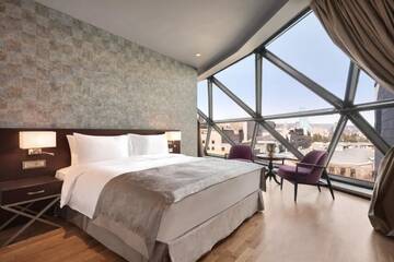 Фото номера Люкс «Амбассадор» Отель Wyndham Grand Tbilisi г. Тбилиси 3