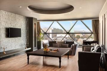 Фото номера Люкс «Амбассадор» Отель Wyndham Grand Tbilisi г. Тбилиси 6
