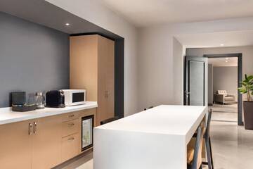 Фото номера Президентский люкс Отель Wyndham Grand Tbilisi г. Тбилиси 7