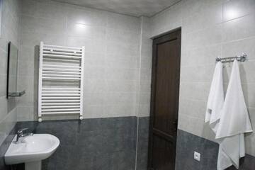 Фото номера Двухместный номер с 1 кроватью или 2 отдельными кроватями и ванной комнатой Проживание в семье Homestay OutInn г. Тбилиси 18