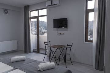 Фото номера Двухместный номер Делюкс с 1 кроватью и балконом Отель Avlabari Terrace Rooms г. Тбилиси 5