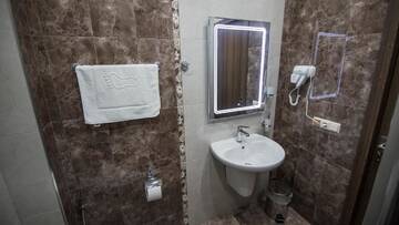 Фото номера Стандартный двухместный номер с 2 отдельными кроватями Мини-отель Hotel Juralius г. Тбилиси 9