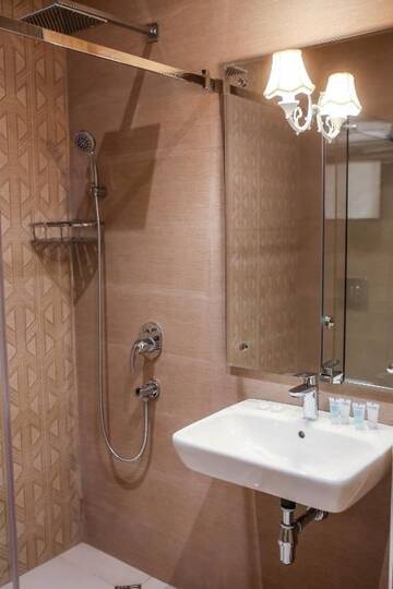 Фото номера Двухместный номер с 2 отдельными кроватями и балконом Отель Grand Hotel Mimino г. Тбилиси 18