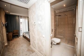 Фото номера Двухместный номер с 2 отдельными кроватями и балконом Отель Grand Hotel Mimino г. Тбилиси 2