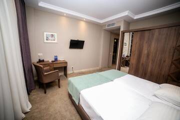 Фото номера Просторный двухместный номер с 2 отдельными кроватями Отель Grand Hotel Mimino г. Тбилиси 2