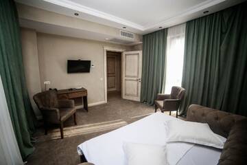 Фото номера Семейный люкс с балконом Отель Grand Hotel Mimino г. Тбилиси 6
