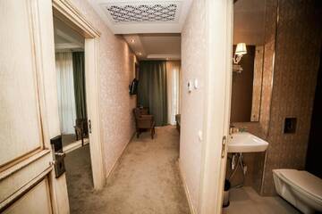 Фото номера Семейный люкс с балконом Отель Grand Hotel Mimino г. Тбилиси 2