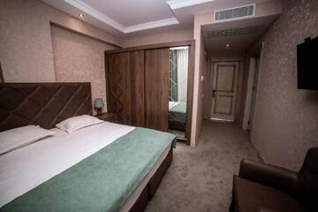 Фото номера Семейный люкс с балконом Отель Grand Hotel Mimino г. Тбилиси 3