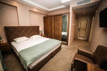 Фото номера Семейный люкс с балконом Отель Grand Hotel Mimino г. Тбилиси 9