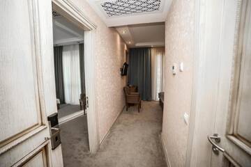 Фото номера Семейный люкс с балконом Отель Grand Hotel Mimino г. Тбилиси 4