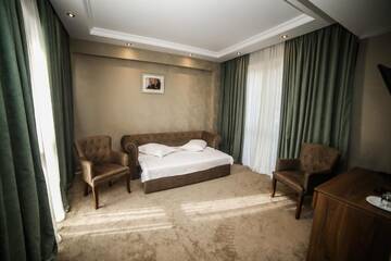 Фото номера Семейный люкс с балконом Отель Grand Hotel Mimino г. Тбилиси 10
