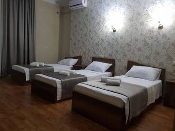 Фото номера Трехместный номер с балконом Отель Gold Line Hotel г. Тбилиси 2