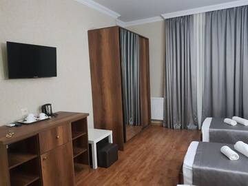 Фото номера Трехместный номер с балконом Отель Gold Line Hotel г. Тбилиси 3