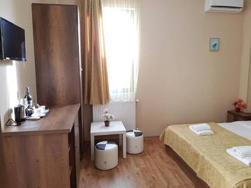 Фото номера Двухместный номер с 1 кроватью и террасой Отель Gold Line Hotel г. Тбилиси 3