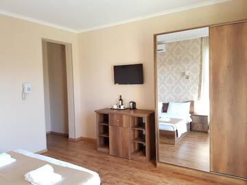 Фото номера Двухместный номер Делюкс с 1 кроватью и балконом Отель Gold Line Hotel г. Тбилиси 4