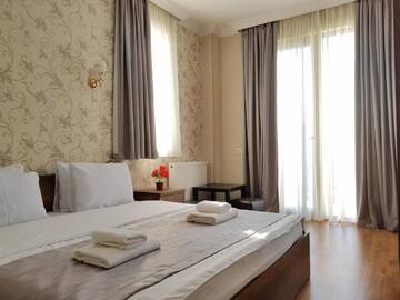 Фото номера Двухместный номер Делюкс с 1 кроватью и балконом Отель Gold Line Hotel г. Тбилиси 2