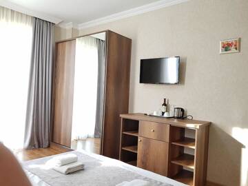 Фото номера Двухместный номер Делюкс с 1 кроватью и балконом Отель Gold Line Hotel г. Тбилиси 3