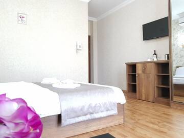 Фото номера Двухместный номер Делюкс с 1 кроватью и балконом Отель Gold Line Hotel г. Тбилиси 3
