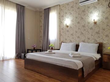 Фото номера Двухместный номер Делюкс с 1 кроватью и балконом Отель Gold Line Hotel г. Тбилиси 4