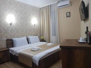 Фото номера Двухместный номер с 1 кроватью и собственной ванной комнатой Отель Gold Line Hotel г. Тбилиси 4