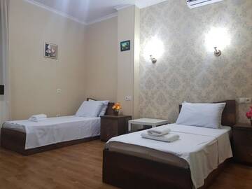 Фото номера Просторный двухместный номер с 2 отдельными кроватями Отель Gold Line Hotel г. Тбилиси 3