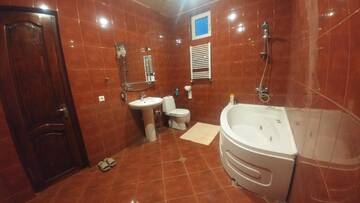 Фото номера Стандартный номер с кроватью размера &quot;queen-size&quot; Хостелы Rose House г. Тбилиси 3
