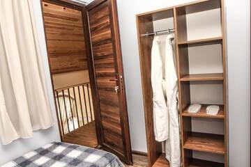 Фото номера Двухместный номер с 2 отдельными кроватями и ванной комнатой Отель Hotel Yalla г. Тбилиси 2