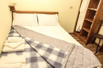 Фото номера Небольшой двухместный номер с 1 кроватью Отель Hotel Yalla г. Тбилиси 4