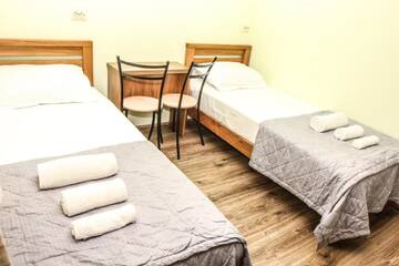 Фото номера Двухместный номер с 2 отдельными кроватями и ванной комнатой Отель Hotel Yalla г. Тбилиси 3