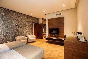Фото номера Люкс с 2 спальнями Отель Hotel Tbilisi Tower г. Тбилиси 2