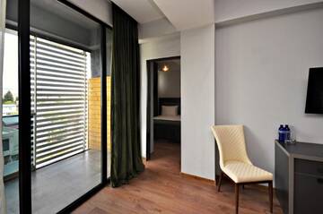 Фото номера Люкс с балконом Отель Jazz Hotel г. Тбилиси 11