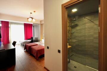 Фото номера Двухместный номер Делюкс с 1 кроватью и балконом Отель Jazz Hotel г. Тбилиси 6
