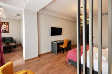 Фото номера Люкс с балконом Отель Jazz Hotel г. Тбилиси 9