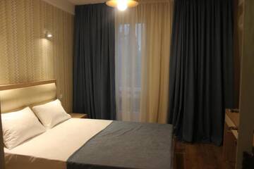 Фото номера Двухместный номер с 1 кроватью и балконом Отель Hotel Lile г. Тбилиси 3
