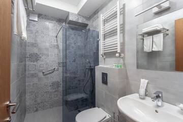 Фото номера Улучшенный двухместный номер с 1 кроватью или 2 отдельными кроватями Отель Brooch of the old Tbilisi, Boutique Hotel "BROOCH" г. Тбилиси 6