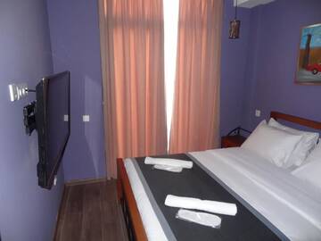 Фото номера Cемейный номер с собственной ванной комнатой Отель HOTEL LINGE г. Тбилиси 2