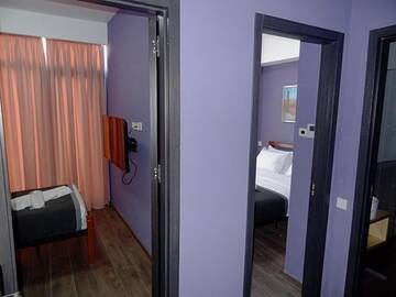 Фото номера Cемейный номер с собственной ванной комнатой Отель HOTEL LINGE г. Тбилиси 4