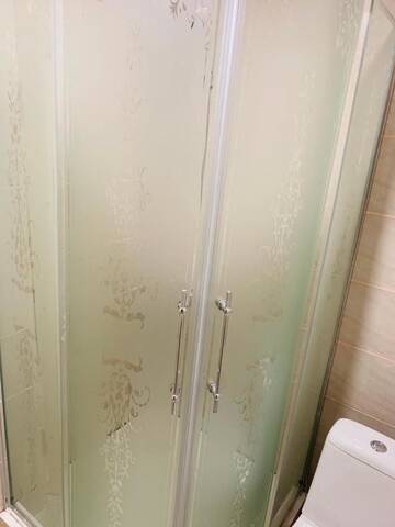 Фото номера Двухместный номер с 1 кроватью или 2 отдельными кроватями и собственной ванной комнатой Гостевой дом 6ROOM HOLIDAY GUEST APARTMENT г. Тбилиси 4