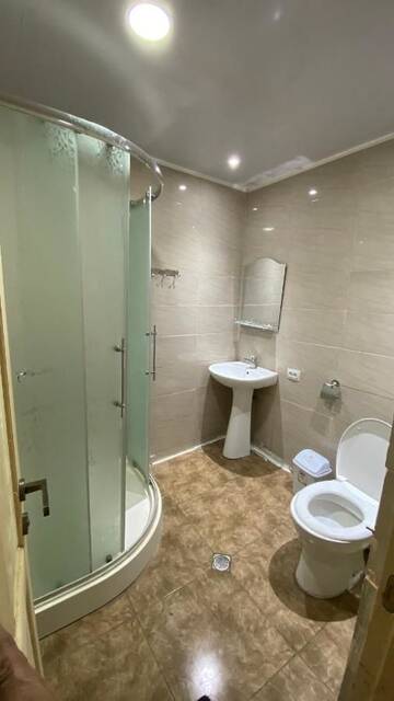 Фото номера Трехместный номер с ванной комнатой Гостевой дом 6ROOM HOLIDAY GUEST APARTMENT г. Тбилиси 2