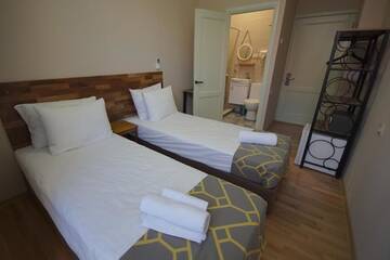 Фото номера Двухместный номер с 2 отдельными кроватями и балконом Отель Hotel Cordata г. Тбилиси 4