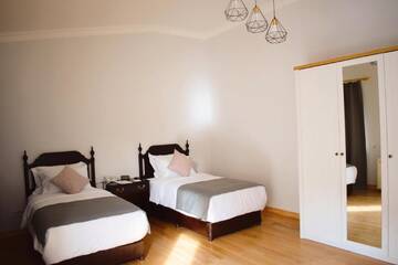 Фото номера Двухместный номер Делюкс с 2 отдельными кроватями Отель Octava Boutique Hotel г. Тбилиси 2