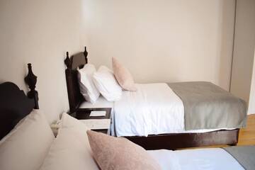Фото номера Двухместный номер Делюкс с 2 отдельными кроватями Отель Octava Boutique Hotel г. Тбилиси 3
