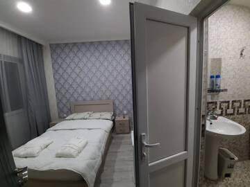 Фото номера Одноместный номер, вид на парк Проживание в семье Guest House L&amp;A г. Тбилиси 5